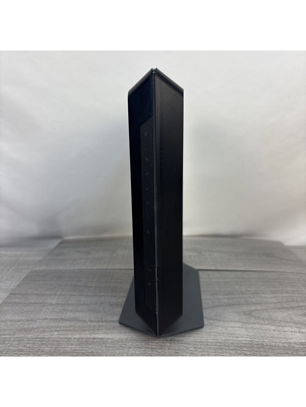 NETGEAR Nighthawk AC1900 WiFi Cable Modem Router Combo (Model C7000). - Picture 3 of 16